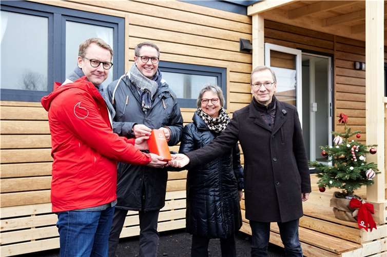 Nach Flutkatastrophe: 180 schlüsselfertige Tiny Houses an betroffene Familien übergeben Übergabe von 180 Tiny-Houses im Ahrtal - inkl. TV und Internet: Andreas Laukenmann, Alexander Schweitzer, Manuela Roßbach und Andreas Geron. Foto: Vodafone