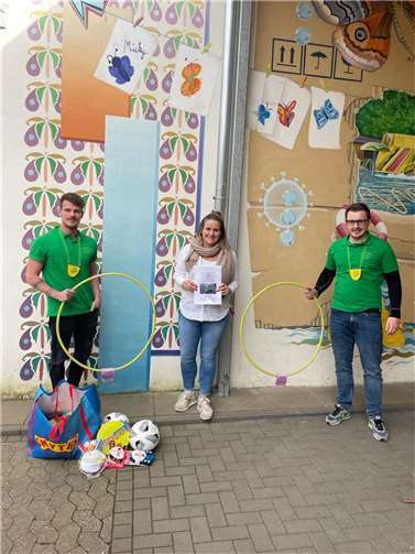Übergabe von Björn Kuppler (links) und Dominik Pretz (rechts) an Frau Dümmler von der Bodelschwingh Grundschule Mülhofen