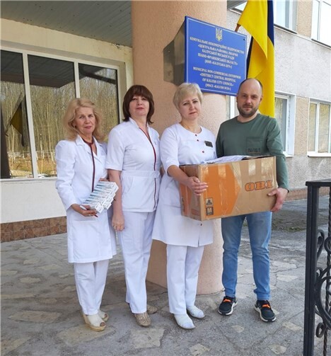 Übergabe von Hilfsgütern an das Stadtkrankenhaus in Burschtyn.  Foto: privat