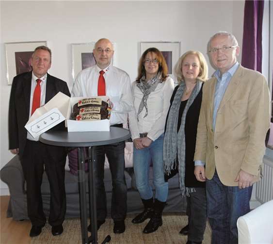 Übergabe von Jubiläumskuchen an den Kinderschutzdienst Neuwied.privat