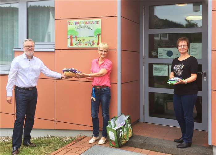 Übergabe von Mundmasken an einen Sinziger Kindergarten. Fotos: Behelfs-Mundmasken-Gruppe Sinzig Rhein-Ahr, Thorsten Truetgen