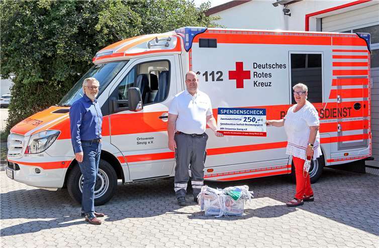 Übergabe von Mundmasken und einer Geldspende an die Einsatzkräfte vom DRK Ortsverein Sinzig.
