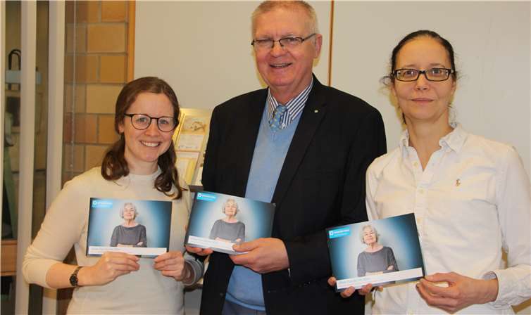 Übergabe von Präventionsmaterial für Senioren an das Rheinbacher Altenzentrum „Haus am Römerkanal“, von l. nach r. Katharina Wilhelm, Dr. Alexander Poretschkin, Sabine Jacobs.Foto: privat