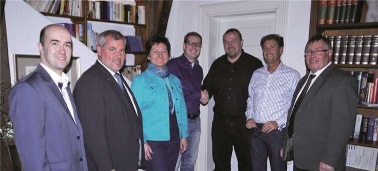 Übergabe von Stefan Schiele an Christian Schmitt, gemeinsam mit dem neuen Fraktionsvorstand, Bürgermeister-Kandidat Detlef Odenkirchen und Vorsitzender Tino Hackenbruch.privat