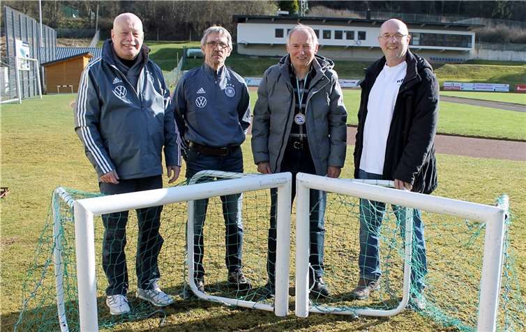 Übergabe von zwei Minitoren an den Platzwart Peter Nievelstein. Foto: privat