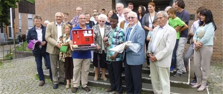 Übergabe vor Sankt Maria Magdalena. V.l.: Jürgen Frericks, Klaus-Martin Klein, Gabriele Adenauer, Peter Koller, Marianne Elster, Charles Morfaw, Dr. Heinz Schmitz, Horst Felinger, Martina Deis-Riddering mit Pfarrer Albert Düren und vielen mehr.privat