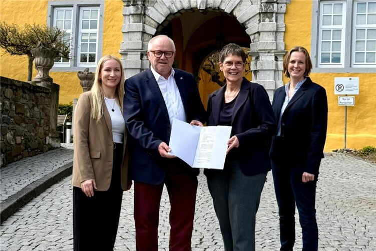 ÜbergabeFörderbescheid (vl.n.r. Jennifer Bausch, Landrat Dr. Peter Enders, Staatssekretärin Petra Dick-Walther, Jennifer Siebert)