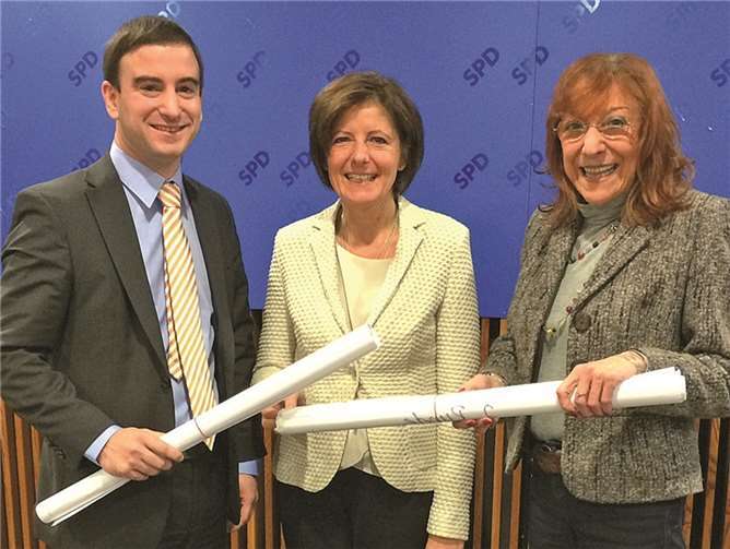 Übergaben Malu Dreyer (M.) Ergebnisse des Zukunftsdialogs: Petra Elsner, MdL und Marcel Hürter, MdL.privat