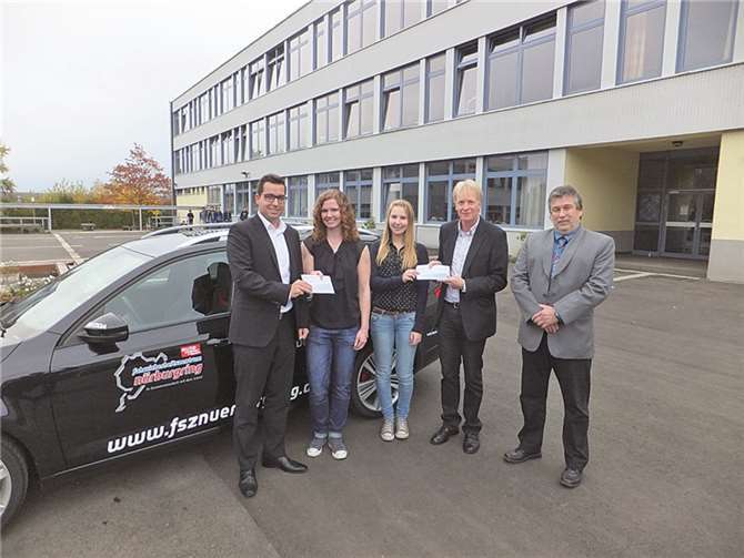 Zwei Blutspenderinnen freuen sich über ein Fahrsicherheitstraining Übergaben den Gewinnerinnen ihre Preise (v.l.): Christian Knauth, Julia Lenarz, Alina Diederichs, Franz-Josef Schneider, Klaus Weber. privat