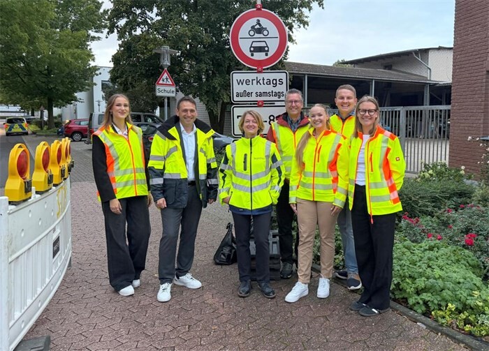 Übergaben die neue Schulstraße ihrer temporären Nutzung, von links: Nele Allerchen, Mobilitätsmanagerin und Umweltplanerin, Bürgermeister Sven Schnieber, die Technische Beigeordnete Bianca Lorenz, Marcus Witsch, Fachbereichsleiter Verkehr und Grünflächen, Lisa Schmucker und Jonathan Mertes, beide Straßenverkehrsbehörde, sowie Liena Humke, Mobilitätsmanagerin und Verkehrsplanerin. Foto: Stadt Meckenheim