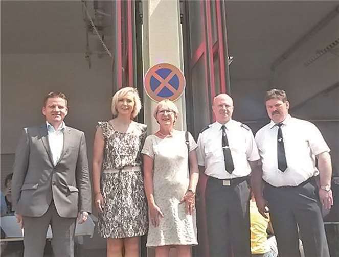 Übergaben gemeinsam die umgerüsteten Tore der Feuerwehr ihrer Bestimmung: Holger Jung, Erster Beigeordneter der Stadt Meckenheim, Martina Meyer, Kundenbetreuerin RWE, Heidi Wiens, stell. Bürgermeisterin, Thomas Rähse, Zugführer der Löschgruppe Meckenheim, und Günter Wiegershaus, Wehrführer Meckenheim (v.l.n.r.). Stadt Meckenheim