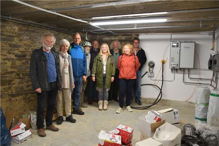 Übergabestation statt Heizkessel: Beim Rundgang durch Marienthal zeigte Rolf Schmitt (hinten rechts) der GRÜNEN-Delegation, wie das warme Wasser für die Heizung in die Häuser gelangt. Foto: Jutta Dietz