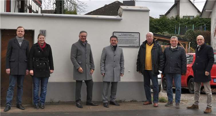 Übergeben die Infotafel ihrer offiziellen Bestimmung, von links: die Eigentümer des Rheindorfer Hofes Joachim und Lena von Eichborn, Burchard Kraus, stellvertretender Vorsitzender des Stiftungsvorstandes, Bürgermeister Holger Jung, Vorsitzender des Stiftungsvorstandes, Jens Biesterfeldt, Vorsitzender des Bürgervereins, Bernhard Granz, Bürgerstiftung und Bürgerverein, sowie Bert Spilles, Mitglied des Stiftungsvorstandes.Foto: Bürgerstiftung Meckenheim