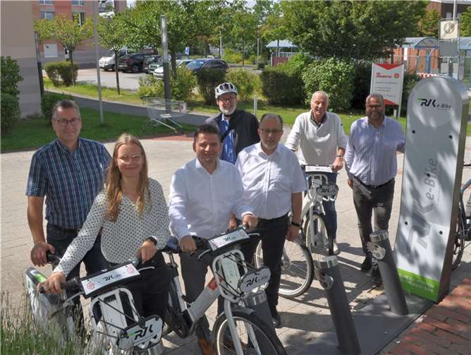 Übergeben die Verleihstation am Le-Mée-Platz offiziell ihrer Bestimmung, von links: Marcus Witsch, Liena Humke, Bürgermeister Holger Jung, Michael Sell, Heinz-Peter Witt, Ferdinand Koll und Rene Höller. Foto: Stadt Meckenheim