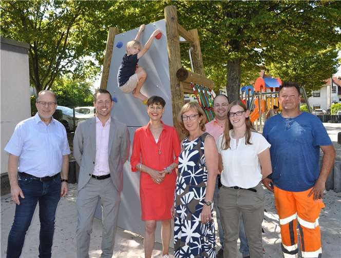 Übergeben die neue Kletterpyramide an die Meckenheimer Kinder, von links: Heinz-Peter Witt, Technischer Beigeordneter, Florian Greven, KSK-Filialleiter in Meckenheim, Kirsten Felgner, KSK-Stiftungsmanagerin, Katja Kroeger, Initiatorin, Mike Brüggemann, Fachbereich Verkehr und Grünflächen, sowie Vanessa Graf und Frank van Leeuwen, beide Baubetriebshof. Foto: Stadt Meckenheim
