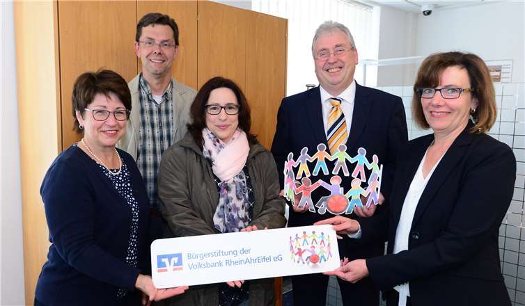 Übergeben wurde das Geld von Stiftungsgeschäftsführer Bruno Jaeger (2.v.r.) und Angela Luxem, Leiterin der Filiale Kettig der Volksbank RheinAhrEifel (rechts) an Gabriele Kohns (links), Ralf Arnold (2.v.l.) und Petra Gies-Moskopp (Mitte).Foto: Udo Stanzlawski