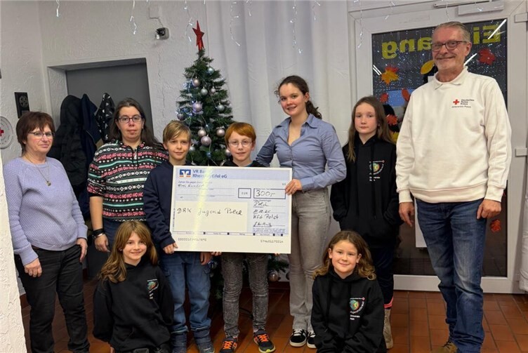 Übergeben wurde der Betrag von der Katholischen Frauengemeinschaft St. Stephanus Polch. Foto: Jugendrotkeuz Polch