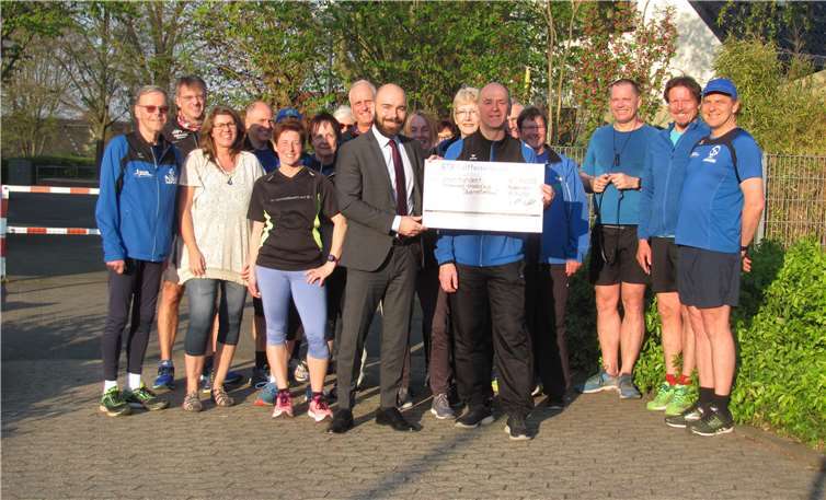 Übergeben wurde der Scheck von dem Regionalmarktleiter der Raiffeisenbank Voreifel eG Mark Palmersheim.