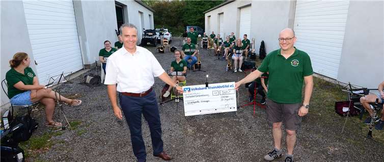 Übergeben wurde der symbolische Spendenscheck im Rahmen einer Probe von Jürgen Jung, Direktor des Regionalmarkts KoblenzMittelrheinMosel bei der Volksbank RheinAhrEifel (links), an Frank Saas, 1. Vorsitzender der Winzerkapelle Winningen (rechts).Foto: Udo Stanzlawski