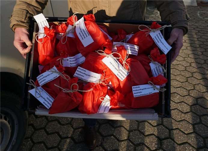 Übergeben wurden Kosmetikartikel, die die Unternehmerin Karin Staab liebevoll verpackt hatte.Fotos © SUN