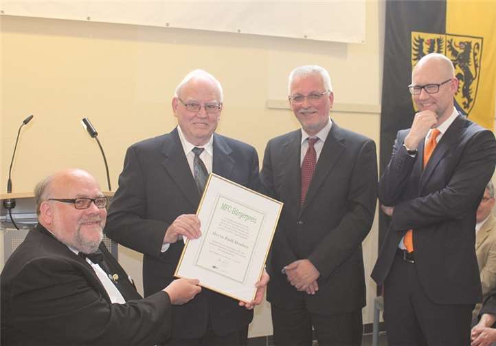 Übergibt die Urkunde an Rudi Dauben (2.v.li.) MFC-Vorsitzende Hans Creuzberg (li.) im Beisein von Detlev Koch (3.v.li.) und Wolfgang Ahlborn (re) von der Volksbank. -RERE-