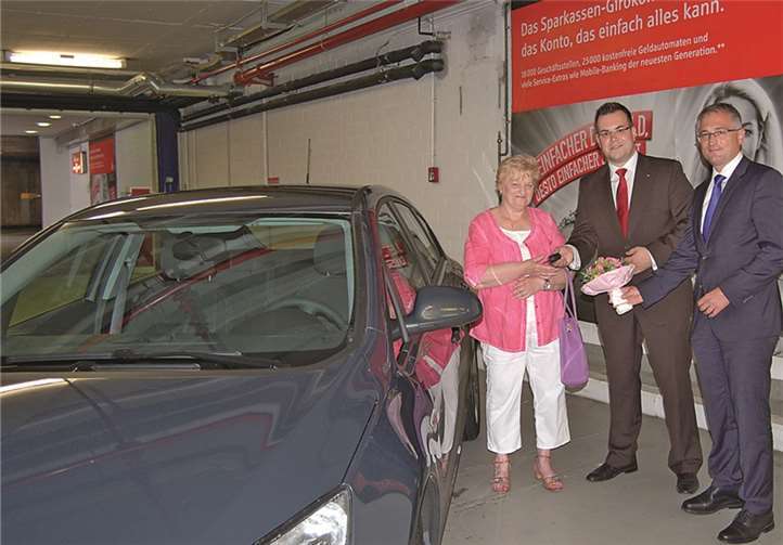 Überglücklich nimmt Erika Dott den Schlüssel für ihr neues Auto aus den Händen von Sparkassenleiter Thorsten Cron (M.) und Bereichsleiter Achim Beck in Empfang. privat