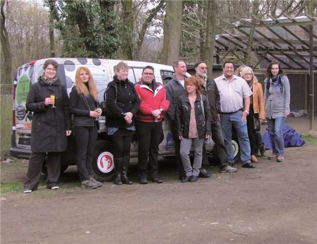 Überglücklich präsentiert der Tierschutzverein Remagen sein neues Tierheim-Auto und hatte dazu natürlich auch die Sponsoren geladen. privat