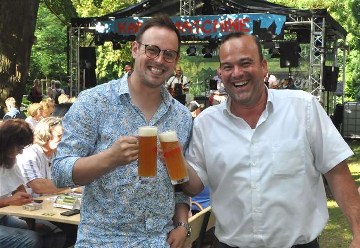 Überglücklich über den Erfolg des Sommerfestes, die Macher vom Basalt 25 Christopher Elzer (li.) und Roland Mertes.