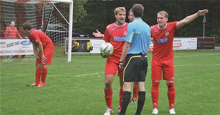 Überhaupt nicht einverstanden waren die Beroder Akteure mit der zweiten Strafstoßentscheidung von Schiedsrichter Felix Salzmann. Es nutzte nichts, denn wenig später sorgte Dominik Hartstang bei der Ausführung des Foulelfmeters für den vierten Treffer der SG Puderbach. TH