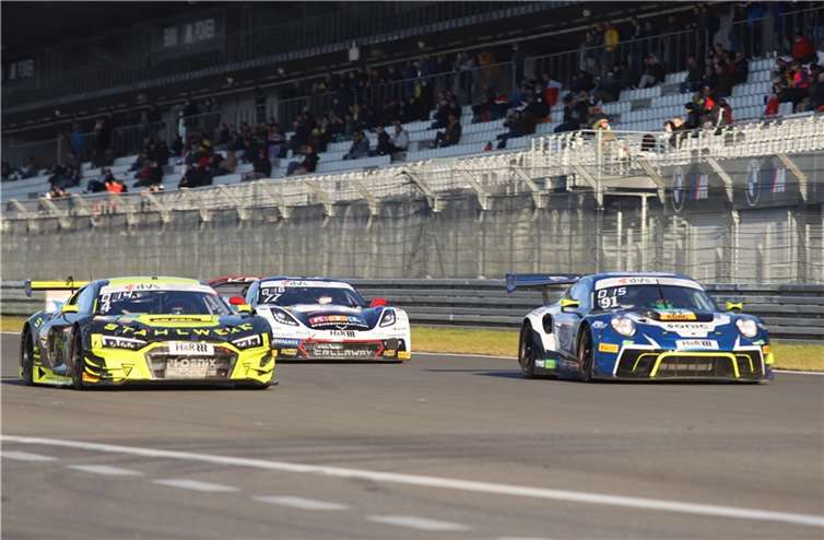 Überhohlmanöver auf der Start-und Zielgeraden.