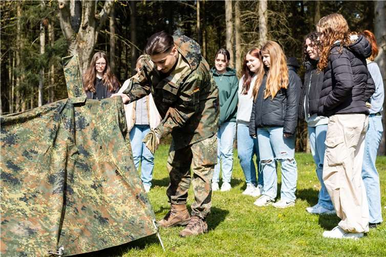 Überleben in der Natur: Das Zelt als Feldunterkunft.  Fotos: Bundeswehr, Stabsunteroffizier Maximilian Maiwald