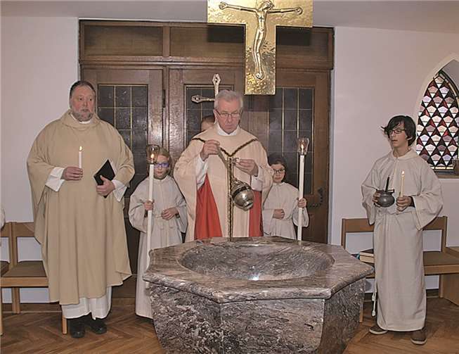 Übernahmen die Segnung des Taufbrunnens gemeinsam: Pastor Michael Frevel und Pastor Karl-Heinz Schommer (v.l.). US