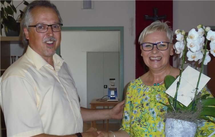 Übernimmt neue Aufgabe bei der gemeinnützigen Gesellschaft Bethesda-St. Martin. Karina Richert, langjährige Pflegedienstleiterin wurde im Kreise von Kollegen und Mitarbeitern von Einrichtungsleiter Michael Lobb aus dem Seniorenzentrum Bethesda verabschiedet.Foto: privat