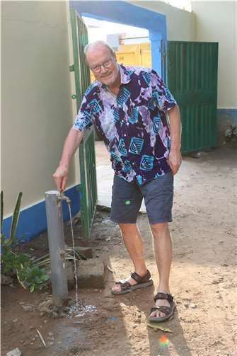 Überprüfung von Wasser in der Dr. Gustav-Nachtigal-Schule.