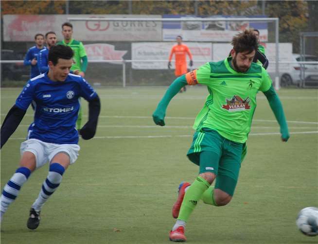 Überragende Zweikampfwerte hatte wieder mal der Mendiger Kapitän Florian Schlich, der gegen Mehring (blaue Trikots) nichts anbrennen ließ.