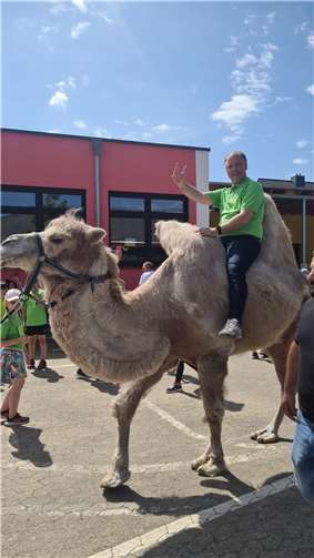 Überraschend Camel active - Der Schulleiter der Bodelschwinghschule auf einem Trampeltier.