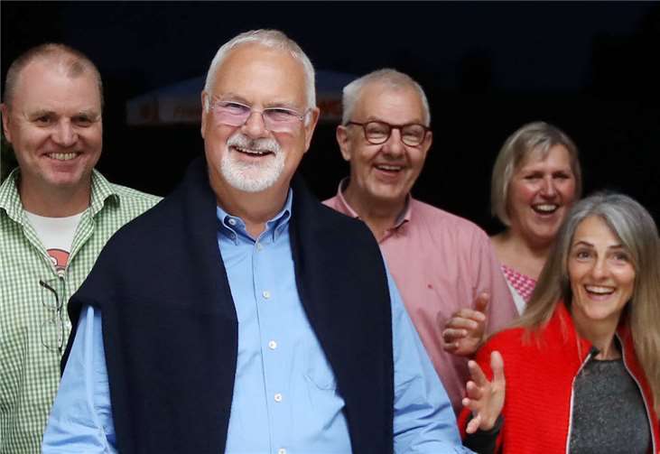 Überraschend deutlich setzte sich Rolf Löhmar (FWG) in Oberbieber gegen die Amtsinhaberin Ingrid Ely-Herbst (SPD) durch.Fotos: FF