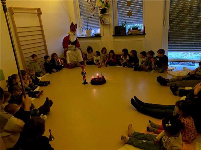 Überraschend kam der Nikolaus zum morgendlichen Adventskreis in die Kita. Foto: Stadtverwaltung Lahnstein