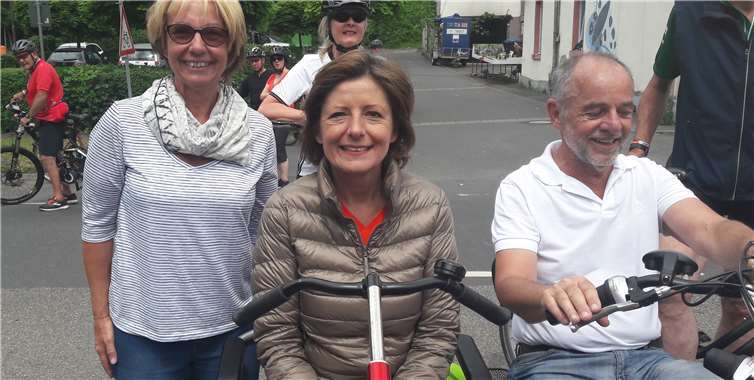 Überraschend tauchten die Ministerpräsidentin und ihr Mann dann auch in Bendorf-Sayn auf,wo sie von der glücklichen Tourist-Info-Mitarbeiterin Margret Heinrich (links) begrüßt wurde.