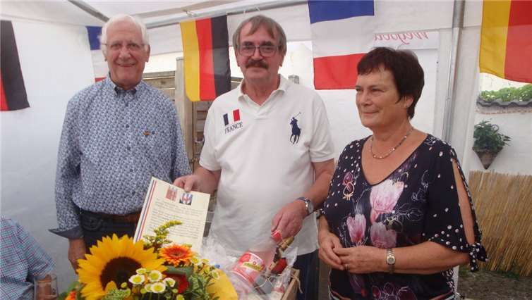 Überraschend wurde Wolfgang Helbach auf dem traditionellen Grillfest zum Ehrenbürger Vallendars ausgezeichnet. Foto: privat