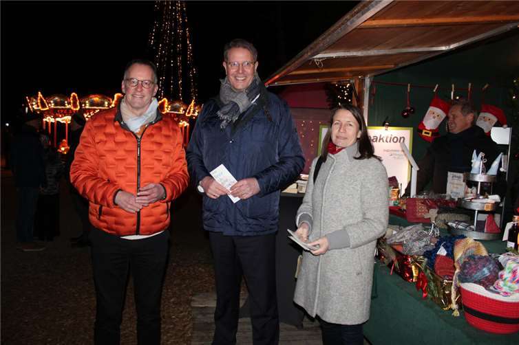 Überraschender Besuch von RLP-Ministerpräsident Alexander Schweitzer (Mitte) der von Innenminister Michael Ebling und Landrätin Cornelia Weigand beim Besuch der Uferlichter und des Ahrweiler Weihnachtmarkt begleitet wurde. Foto: Du