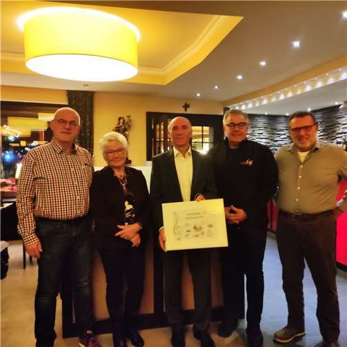 Überrascht waren alle, als einige Vertreter der Löfer Ortsvereine dem MGV zum 100+2 Jubiläum gratulierten. Fotos: privat
