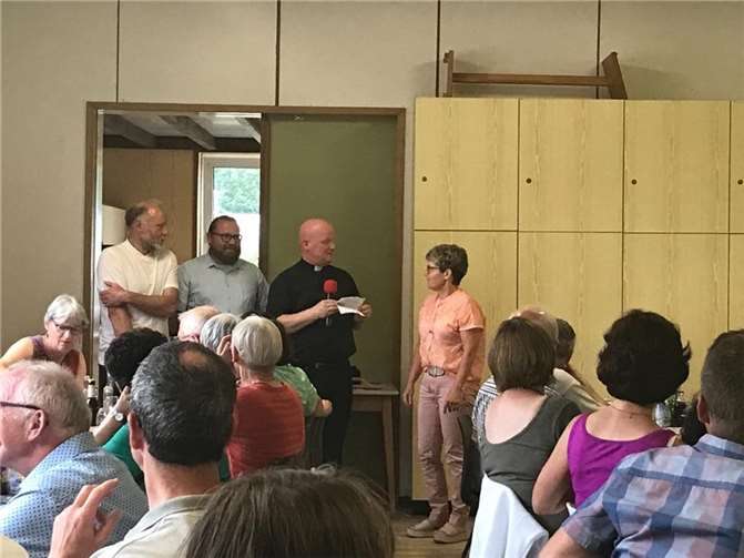 Überrascht wurde Sonja Berenz von ihrem Tombolagewinn. Eine Gesangsstunde mit Diakon Przesang stand auf ihrem Los.  Foto: Dirk Lescher