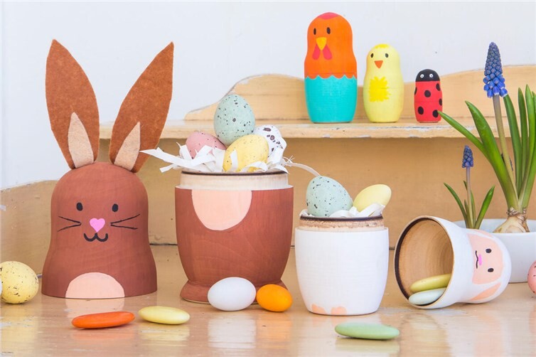 Überraschung: Aus manchen Osterhasen kommen Eier, aus anderen schlüpft ein Lamm, ein Huhn, ein Küken, ein Marienkäfer.