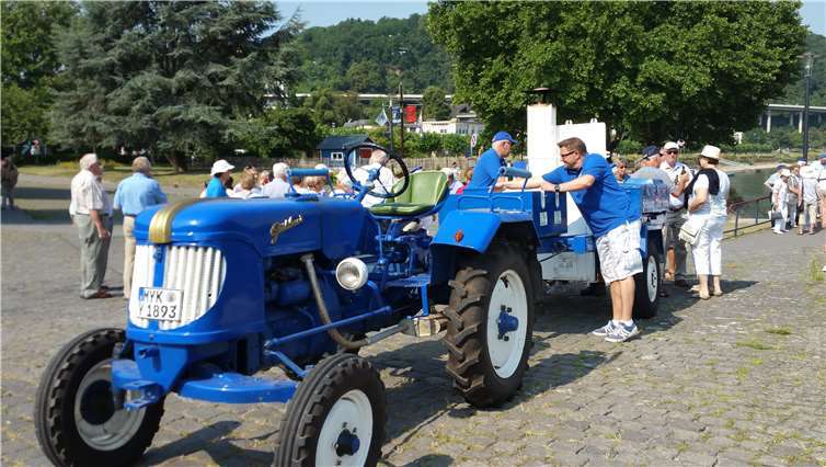 Überraschung: Die Feldküche der Blauen Funken stand bereit, um die Senatoren mit den entsprechenden Kaltgetränken „in Fahrt“ zu bringen. privat