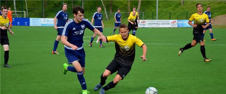Überraschung am Pommerhof: In 15 Spielen ungeschlagen reiste die Reserve der SG Gönnersdorf in Plaidt an. Doch die in Blau spielende Gastgeber-Elf zeigte Kampfgeist und konnte sich am Ende mit 2:1 durchsetzen.  DJK Plaidt/Holger Krämer