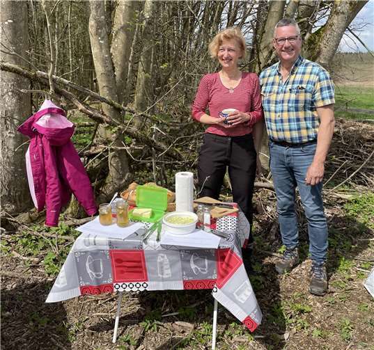 Überraschung: statt einer Einkehr, gab es zur großen Freude aller Teilnehmer*innen ein Picknick mit selbst gemachtem Löwenzahn-Gelee, selbst gemachter Bärlauch-Butter und einem Bärlauch-Wodka, selbstverständlich selbst aufgesetzt. Foto: Verena Killadt
