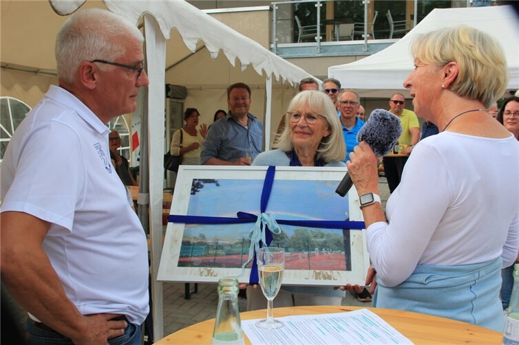 Überraschung: (von rechts) Steffi Oberhaus und Gabi Zender übergaben das aus dem Flutschlamm gerettete Bild des alten Clubhauses an Ralf Barnekow.  Foto: GS