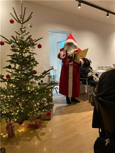 Überraschungsbesuch durch den Weihnachtsmann bei den Herzblättchen.  Foto: privat