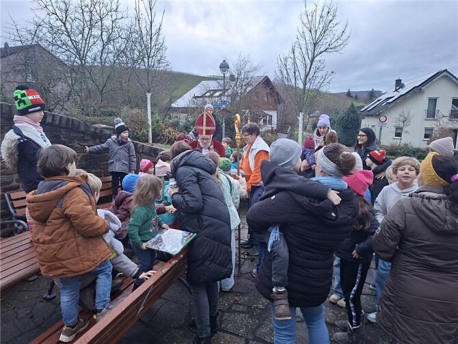 Überraschungsbesuch vom Nikolaus an der Klönecke. Foto: Bürgertreff Bachem